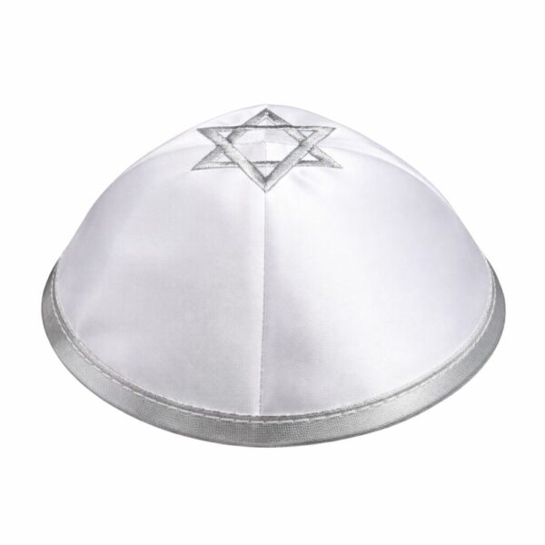כיפה לבר מצווה בצבע לבן מסאטן - מגן דוד עם פס כסף