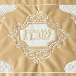 ⁦כיסוי חלה מהודר רקום "שבת" - צבע זהב וקרם⁩ – תמונה ⁦2⁩