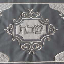 ⁦כיסוי חלה מהודר רקום "שבת" - צבע אפור כסף⁩ – תמונה ⁦2⁩